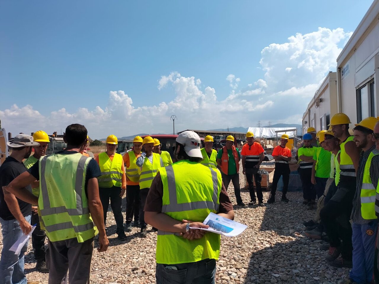 Toolbox Meeting auf der Baustelle Tarquinia